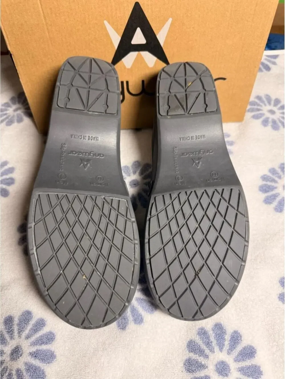 Anywear Unisex Guardian Angel Black Slip-On Work Loafers for Nurses